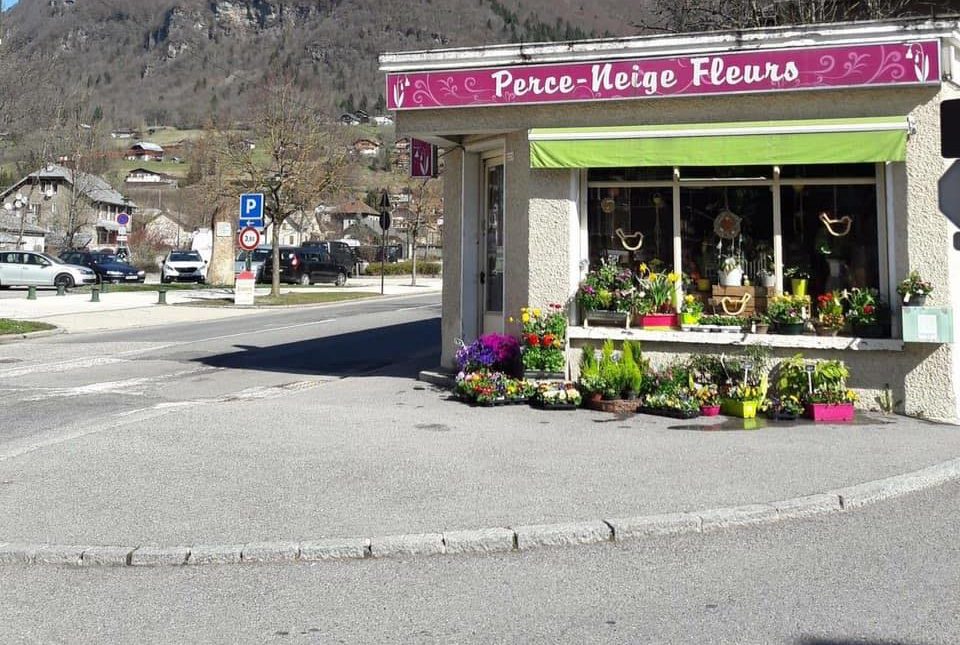 La devanture de la boutique, ses plantes et ses bouquets installés devant la vitrine