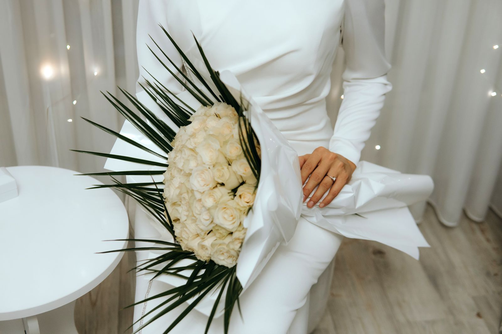 Bouquet de mariée en roses blanches, tenu par la mariée
