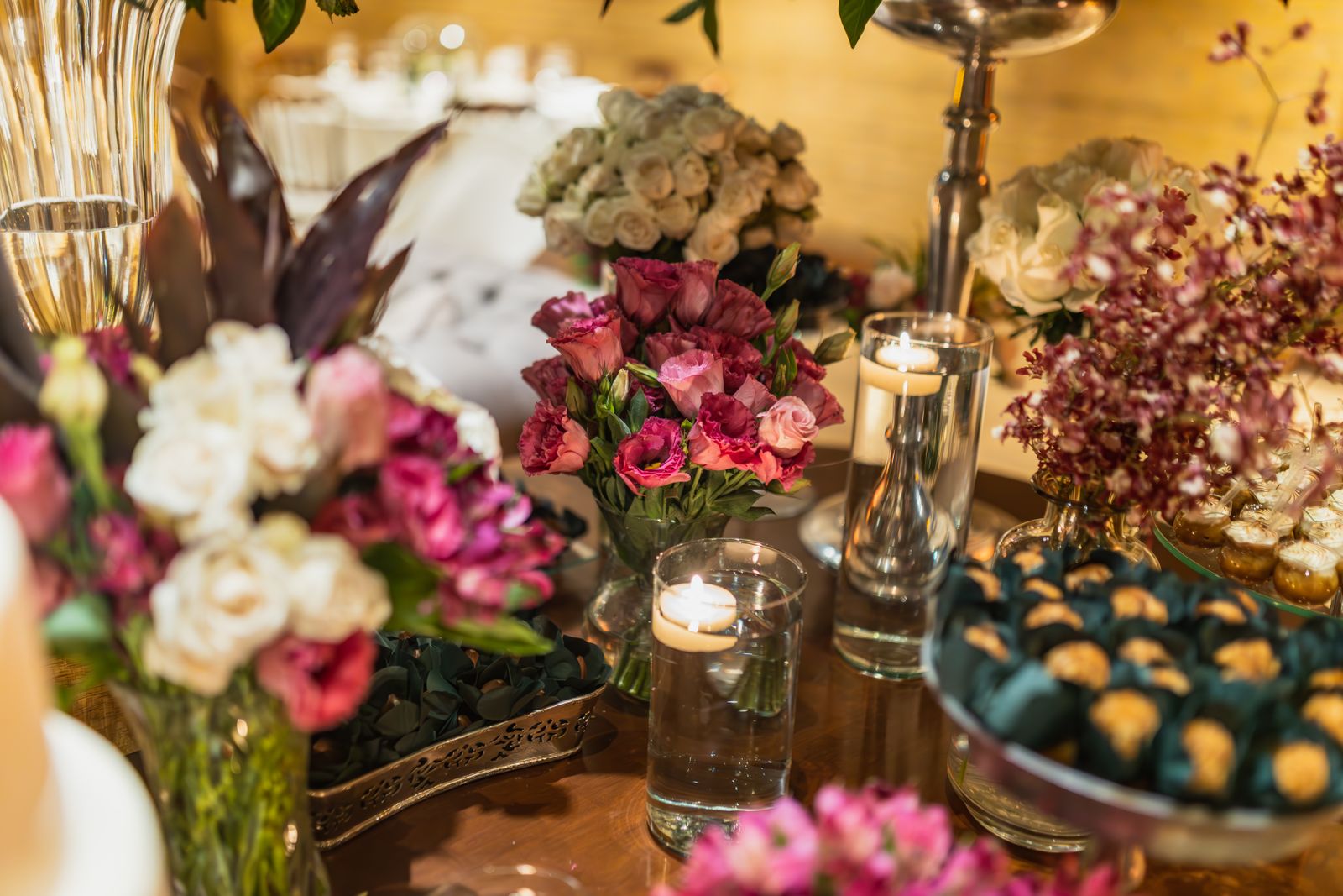 Table de réception fleurie, compositions florales et bougies